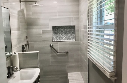Severn House | Suite Retreat Luxurious 3 BR, 3 BathRoom Rancher has game room and house keeper.