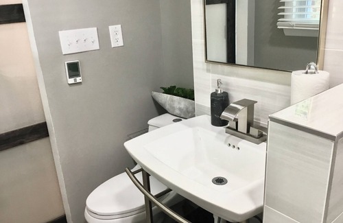 Severn House | Suite Retreat Luxurious 3 BR, 3 BathRoom Rancher has game room and house keeper.