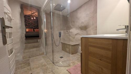 La Garde Apartment | SUITE Roch'amore troglodyte Romantique et Unique