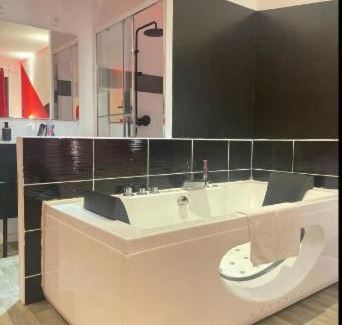 Croix Apartment | Suite ROMANTICA Balnéo - Olympe Suites & Spa Lille, Croix, Roubaix