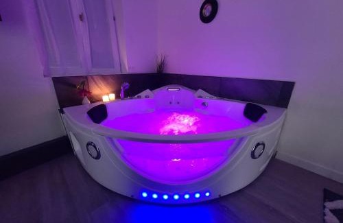 Moulins Apartment | Suite Romantique Jacuzzi