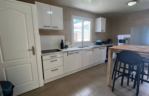 Trois-Rivieres Apartment | Suite Spacieuse 4 77m2 Offrant une Magnifique vue sur la mer et Les Saintes