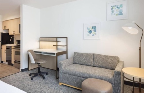 Westshore Hotel | Suite with Kitchen and Free Shuttle to Tampa Airport - Near Major Hotspots!