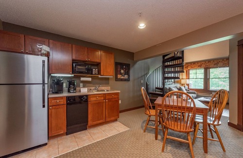 Thayerville Apartment | Suites at Silver Tree: A311 One Bedroom & Loft Lake View