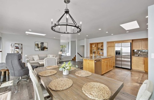 Del Mar Heights House | Summer beach retreat! 2/2 light-filled, End Unit, Amazing Views, Walk to beach.