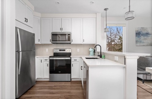 Traverse City House | Summer Break! Walk to Front! Rooftop! LakeView