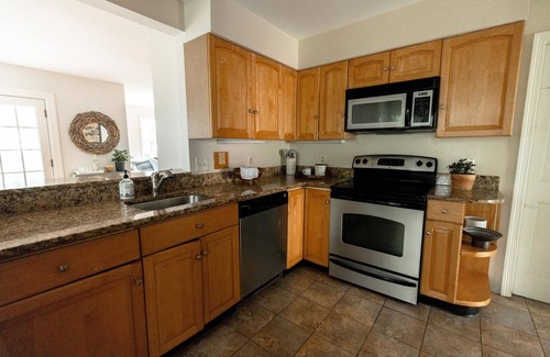 Fifth Ward House | Summer by the Beach, Cliff Walk & the Mansions!