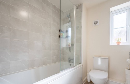 Bradley Stoke House | Summer Close by Tŷ SA