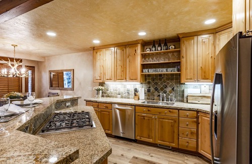 Deer Valley Condo | Summer Deer Valley Retreat Private Hot Tub Lake Views Patio w/BBQ & Seating