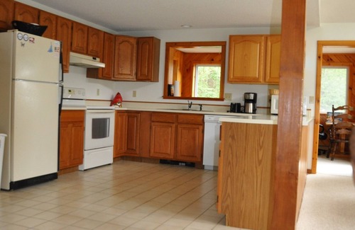 Eidelweiss Village Ski Chalet | Summer Escape! 2 Minute WALK to Boulder Beach! NConway/Eidelweiss.