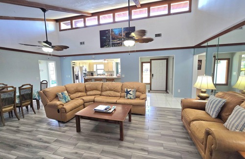 Florida Shores House | SUMMER/FALL DEALS Shane's Cozy Getaway Heated pool - 4/2 Beach close by.