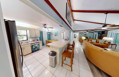 Florida Shores House | SUMMER/FALL DEALS Shane's Cozy Getaway Heated pool - 4/2 Beach close by.