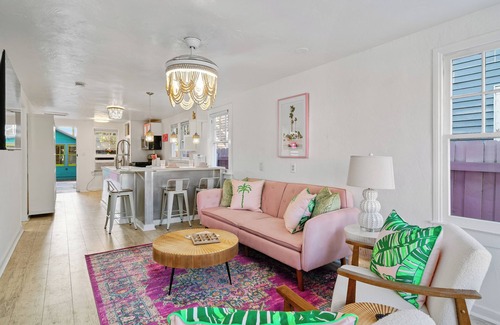 Mango Groves House | Summer Family Fun, Pet Friendly, Walk Downtown, Close to Beach, Fenced Courtyard