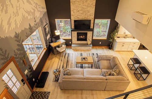 Ashford House | Summer Filling Fast! Sleeps 8 - Hot Tub - Fire Pit