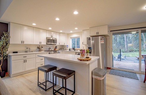 Ashford House | Summer Filling Fast! Sleeps 8 - Hot Tub - Fire Pit