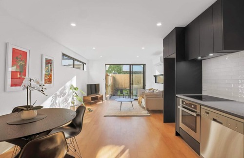Christchurch City Centre Apartment | Summer fun, Sunny Cosy Sleeps 6 Free Parking