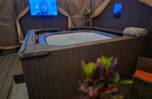 Woodlake - Briar Meadow House | Summer Galleria House Private Jacuzzi Escape