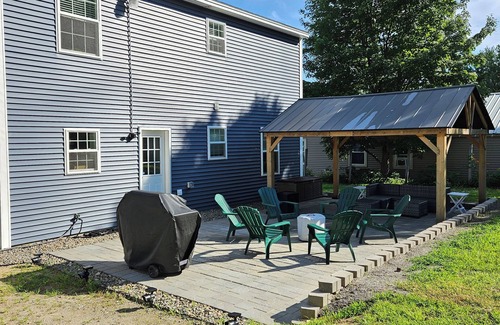 Meredith House | Summer Getaway, 4-BR, Sleeps 14, Large Yard
