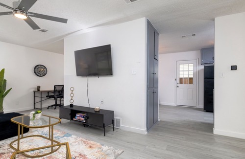 Euless House | Summer Getaway w/Fenced Yard - Near DFW Airport