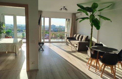 Oradea Apartment | Summer Haven - self check-in, parking, fast Wi-Fi & Netflix, terrace, Prima Shops