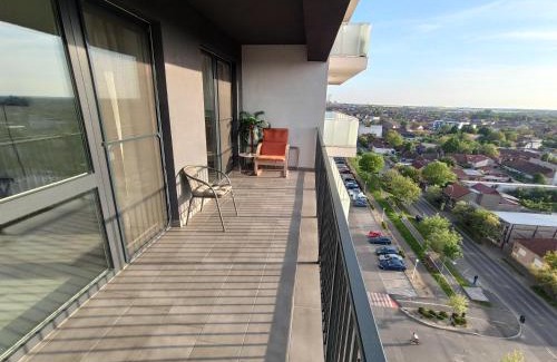 Oradea Apartment | Summer Haven - self check-in, parking, fast Wi-Fi & Netflix, terrace, Prima Shops