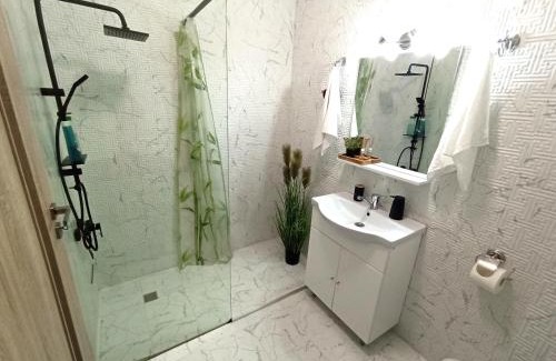 Oradea Apartment | Summer Haven - self check-in, parking, fast Wi-Fi & Netflix, terrace, Prima Shops