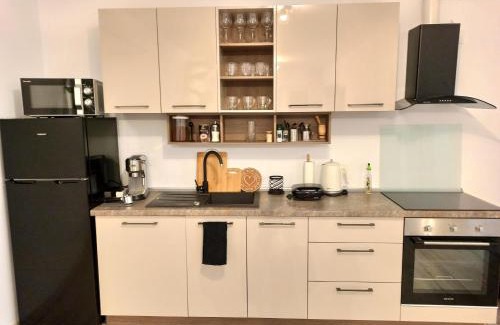 Oradea Apartment | Summer Haven - self check-in, parking, fast Wi-Fi & Netflix, terrace, Prima Shops