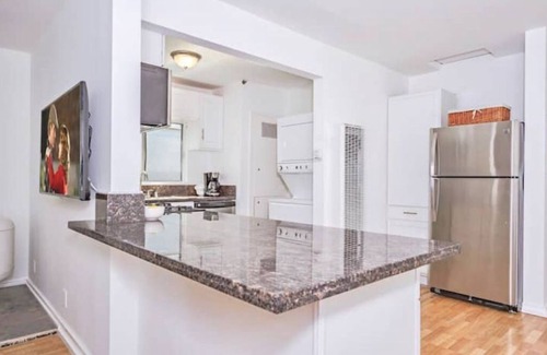 Los Angeles County Apartment | Summer in Venice Beach!, WiFi, Parking, Private Patio