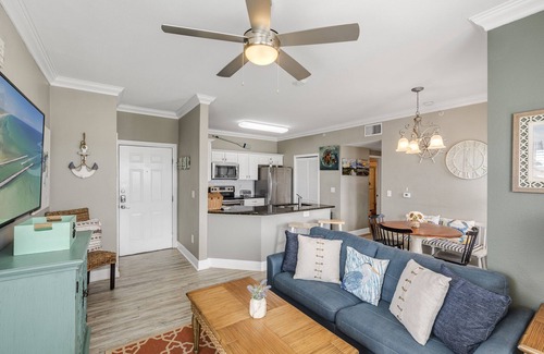 Corpus Christi Condo | Summer is HERE! 1 min walk 2 the beach! Sleeps 8