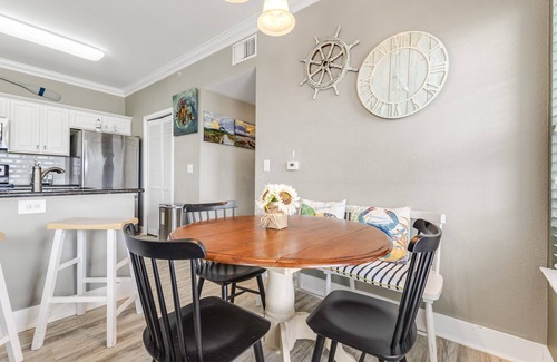 Corpus Christi Condo | Summer is HERE! 1 min walk 2 the beach! Sleeps 8