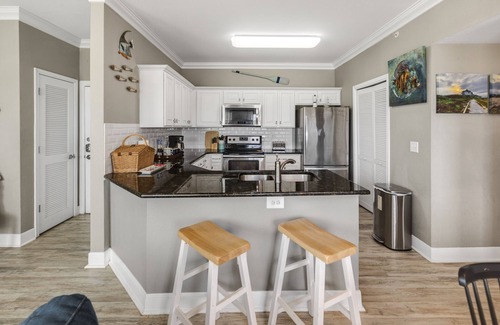 Corpus Christi Condo | Summer is HERE! 1 min walk 2 the beach! Sleeps 8