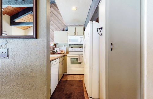 Majestic Pines Condo | Summer Mammoth Get-A-Way! Near the Sierra Star Golf Course and Pool On-site!
