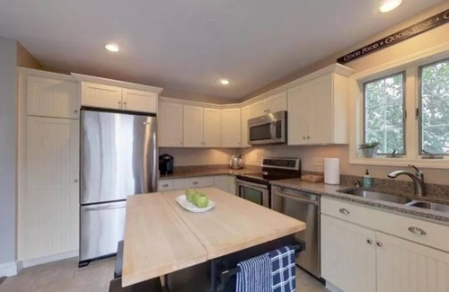 Fifth Ward House | *SUMMER RENTAL* Gorgeous, furnished 3 bedroom 1.5 bath w/garage & private deck