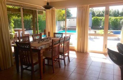 Springlands House | Summer Retreat - Blenheim Holiday Home
