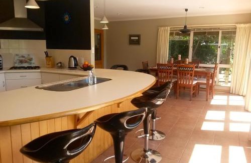 Springlands House | Summer Retreat - Blenheim Holiday Home