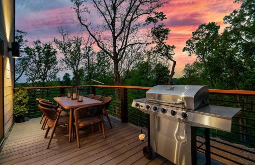 Sevierville House | Summer Retreat Hot Tub Pool Arcade W Grill