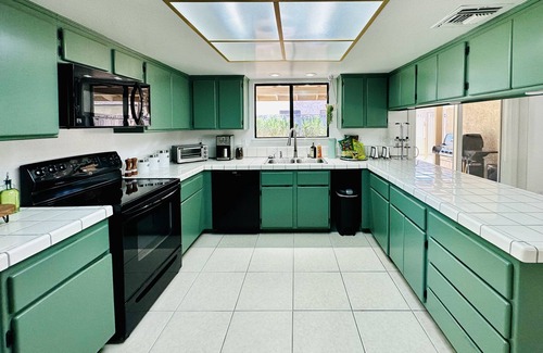 Paradise House | Summer Retreat in Las Vegas!nPool, Arcade, Pool Table & more….