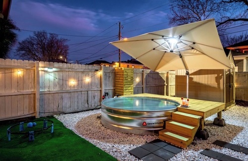 Dixon Park House | Summer Retreat w/Pool & Backyard Lounge