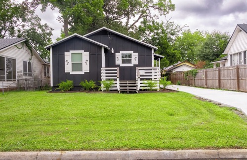 Murray Hill House | ~Summer's Last Cottage Sleeps 7 Hammock & Spa~