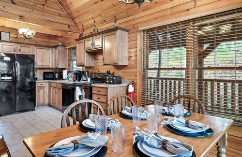 Hemlock Hills Cabin | Summer Sale! Close to Downtown Gatlinburg+Arcade/Mini Theatre+Hot Tub