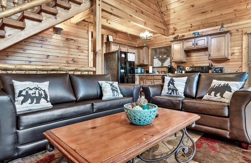 Hemlock Hills Cabin | Summer Sale! Close to Downtown Gatlinburg+Arcade/Mini Theatre+Hot Tub