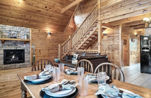 Hemlock Hills Cabin | Summer Sale! Close to Downtown Gatlinburg+Arcade/Mini Theatre+Hot Tub