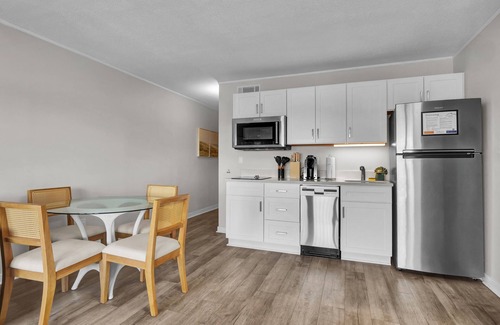 Wrightsville Beach Condo | Summer Sands- Isle Be Back Room 203