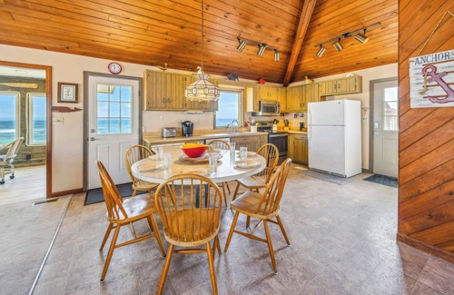 Rodanthe House | SUMMER SAVINGS - Cozy Oceanfront Cottage w/Books, Games, TVs, Stunning Views