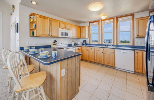 Brigands' Bay House | SUMMER SAVINGS - Soundfront Dog Friendly Home w/Hot Tub and Windsurfing Access