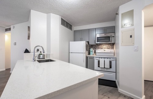 Downtown Honolulu Condo | 😎 Summer Special - Downtown Honolulu Skyview - 1Bed+Den- Free Parking 🏄‍♂️