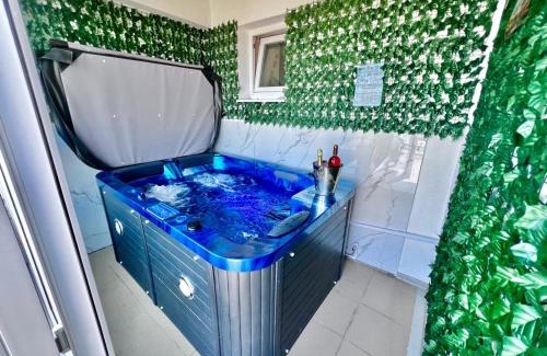 Constanta Apartment | SUMMERLAND Sea View Penthouse & Jacuzzi