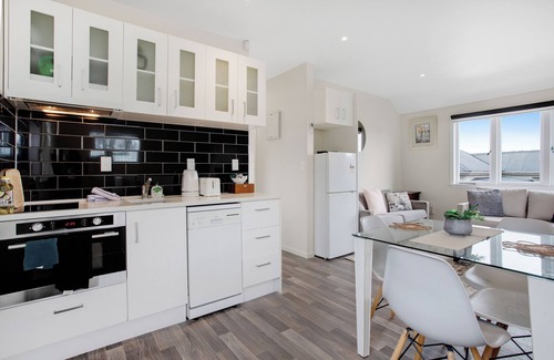 Mount Albert Apartment | Summerside Loft with Air-con