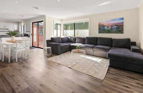 Sydenham House | Summery 4BR Home by Mel Airport CBD & Watergardens