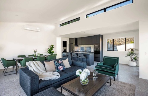 Frankton House | Summit Escape, Hot Tub, Fireplace, BBQ, AC & Views